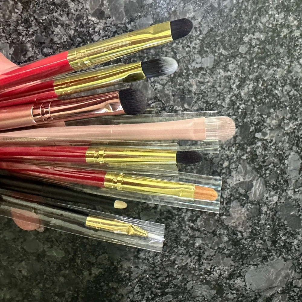 Set of Assorted High Qualitu Makeup Brushes for eyes
